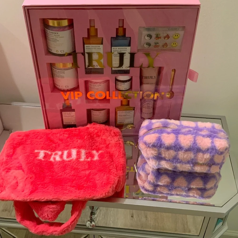Truly VIP Collection beauty bundle with two free bags - Picture 3 of 11